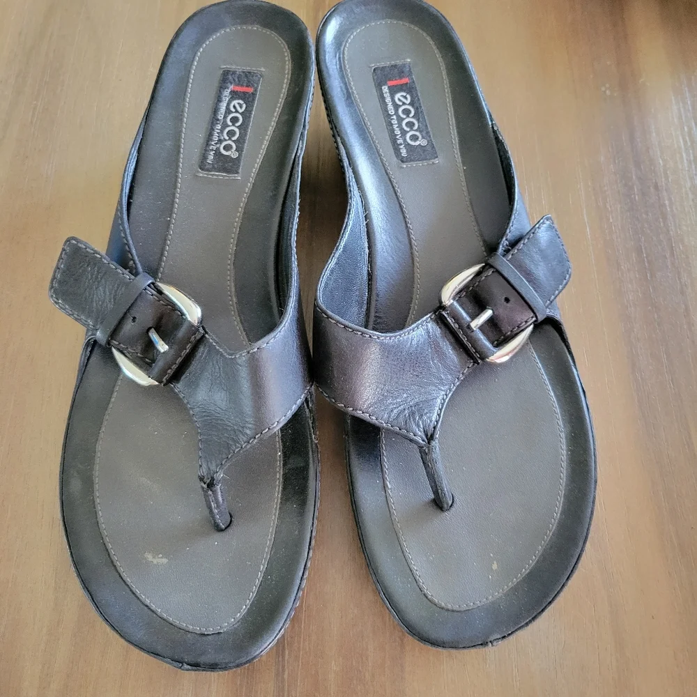 Ecco flip flops black size 9
